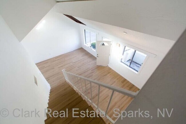 Building Photo - Freshly updated charming Sparks townhouse