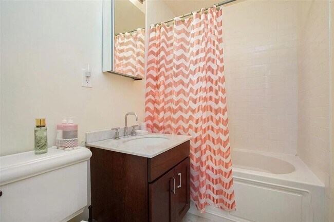 Foto del edificio - 341 Monmouth St