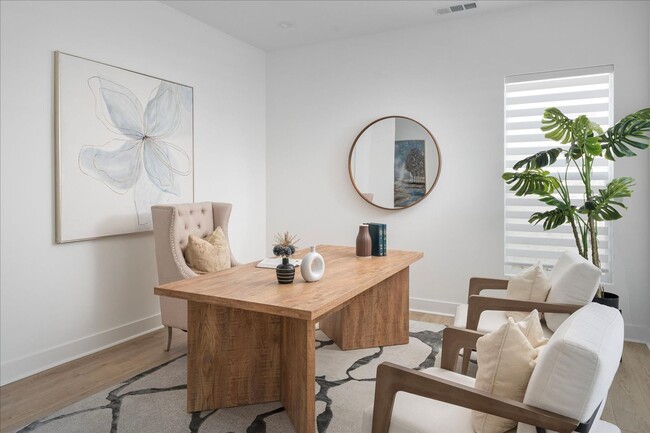 Building Photo - Model-Perfect 5 Bedroom Home in Valencia!