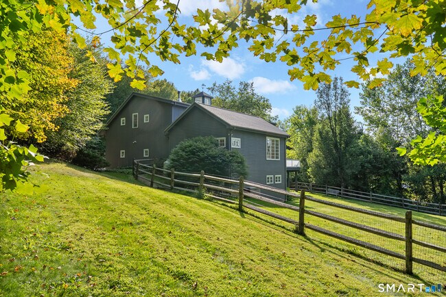 Foto del edificio - 84 Gunn Hill Rd