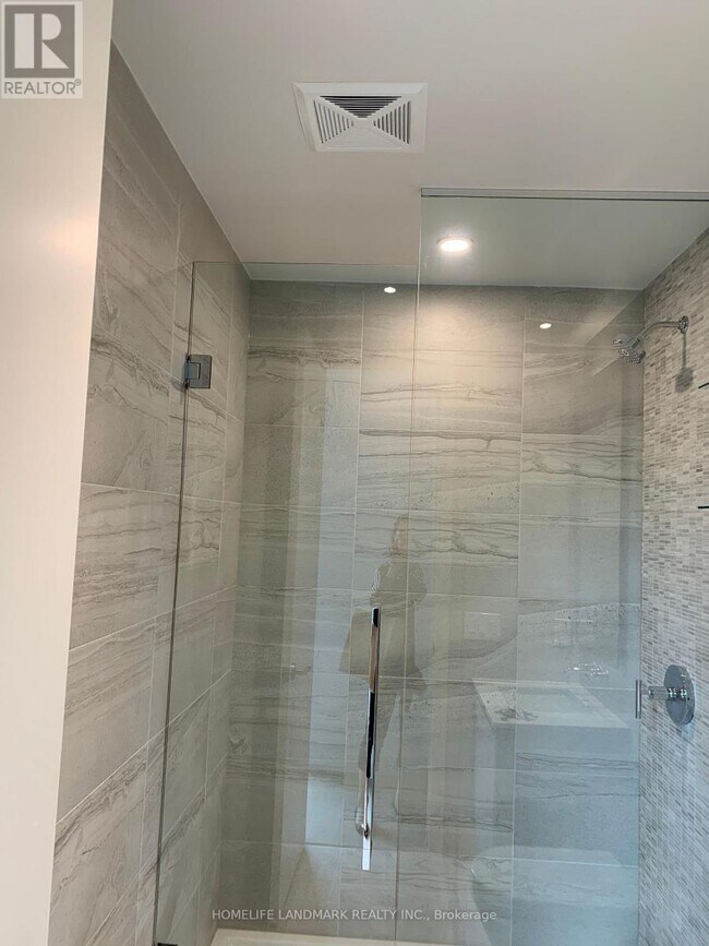 Photo du bâtiment - 81 Wellesley St E