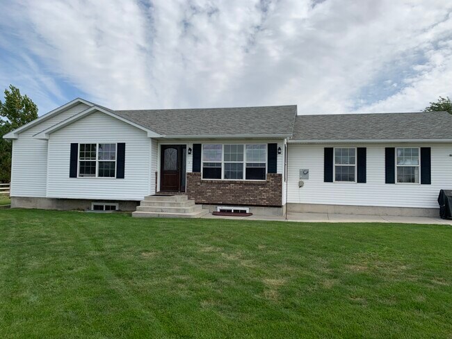 Building Photo - 9022 S 400 W