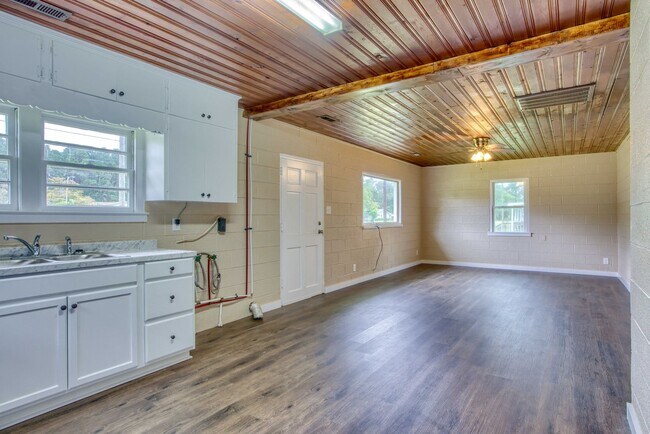 Foto del edificio - Charming 2-Bedroom Home for Rent