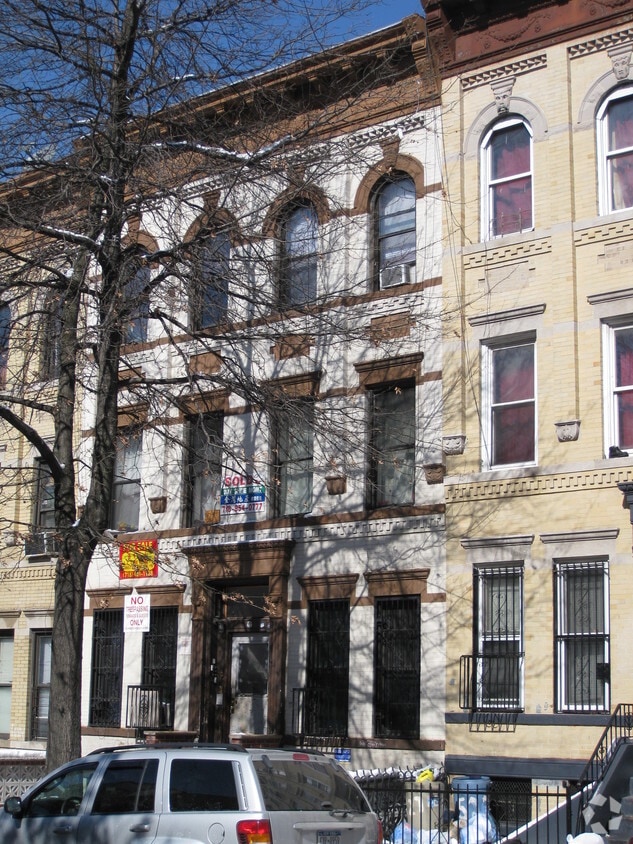 Building Photo - 525 49th St