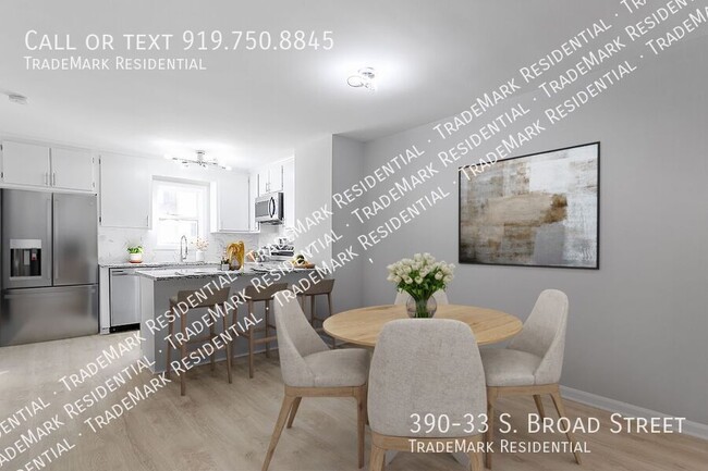 Foto del edificio - Beautiful NEWLY RENOVATED Townhome in the ...