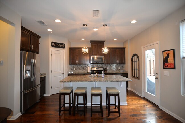 Foto del edificio - 1047 Livingstone Ln