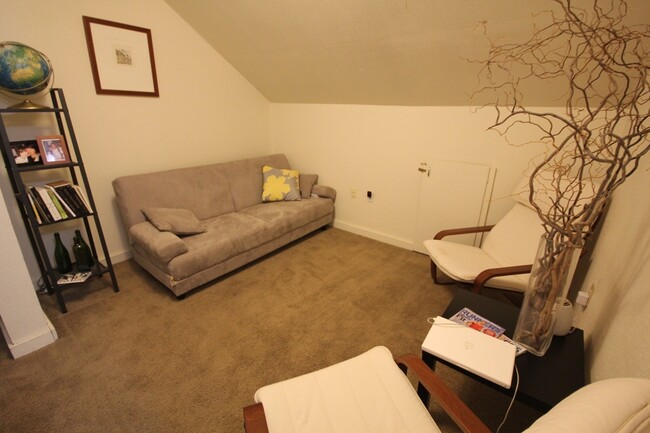 Foto del edificio - Quiet Upstairs Apartment in Provo |Availab...