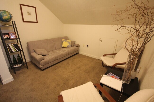 Foto del edificio - Quiet Upstairs Apartment in Provo |Available Now|