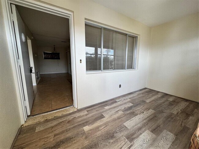 Foto del edificio - 250 Rosery Rd NW