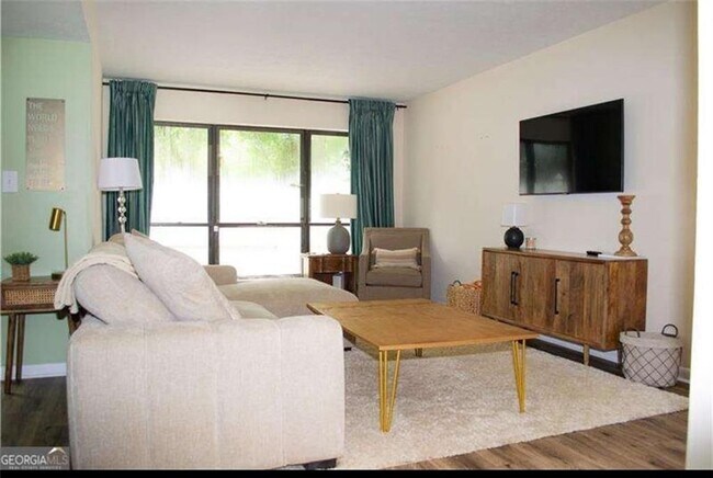 Foto del edificio - 2685 Meadowlawn Dr