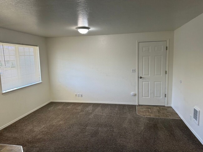 Foto del edificio - Updated 2 bedroom 2 bath triplex in Spring...