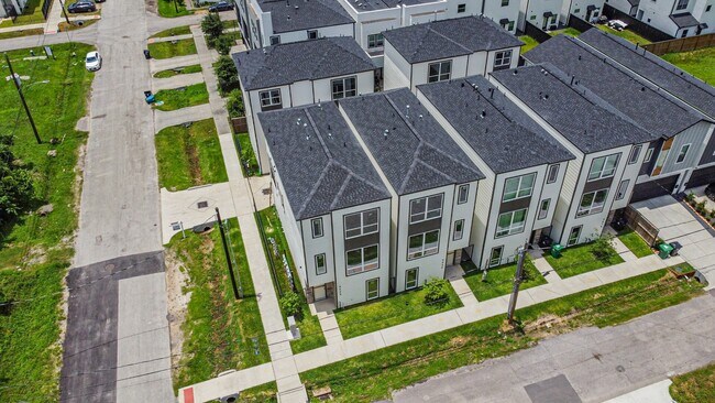 Building Photo - 2708 Nagle St