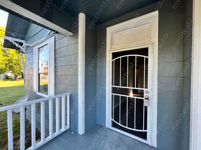 Building Photo - 2111 Chamberlain Ave.