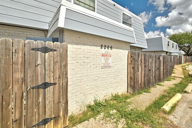 Building Photo - 2206 Mission Hill Dr