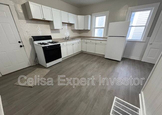 Building Photo - 710 3rd St