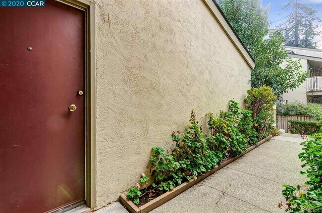 Foto del edificio - 2716 Oak Rd