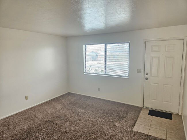 Building Photo - 2 Bd 1 Ba Dupex. Clean & Rent Ready