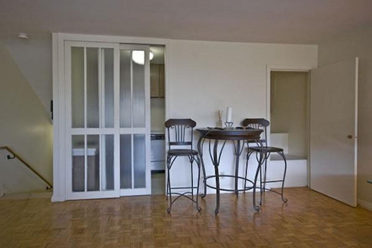 Building Photo - Spacious Studio in Brighton!