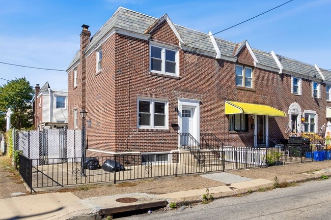 Building Photo - Wow! South Philly Modern 3 Bed 2 Bath Home! Yard! Central Air! W/D! H/W Floors! Gorgeous!