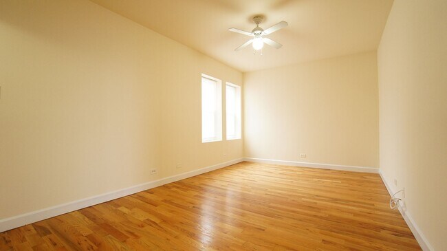 Foto del edificio - 2349 N Drake Ave