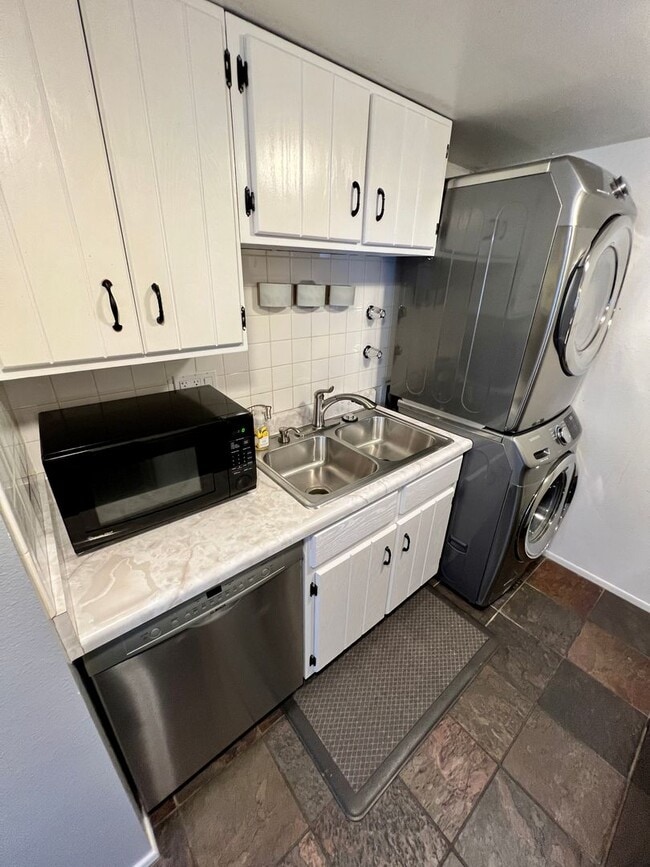 Building Photo - TWO STORY TOWNHOME, NEW FLOORING/CARPET, TWO TONE PAINT, STAINLESS APPLIANCES, WASHER/DRYER, CORN...