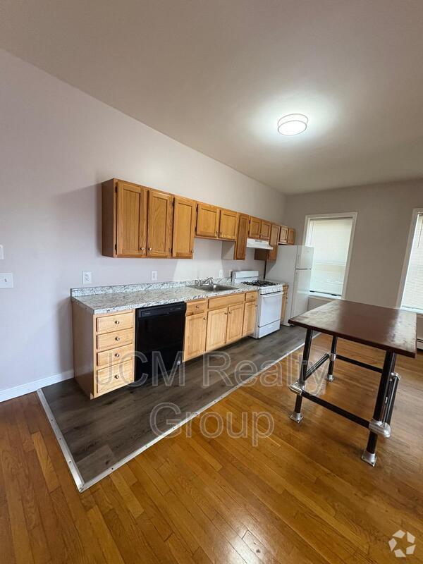 Building Photo - 32 Hartwell St