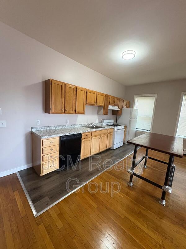 Primary Photo - 32 Hartwell St
