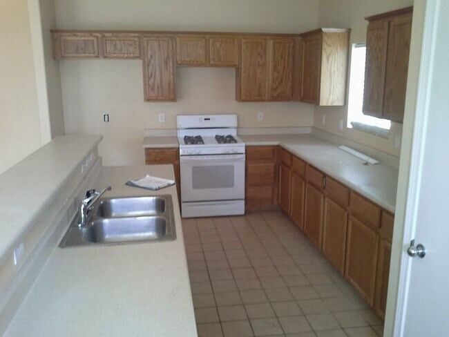 Foto del edificio - Gorgeous 3 Bedroom Townhome with Attached Garage! Available for Immediate Move in!