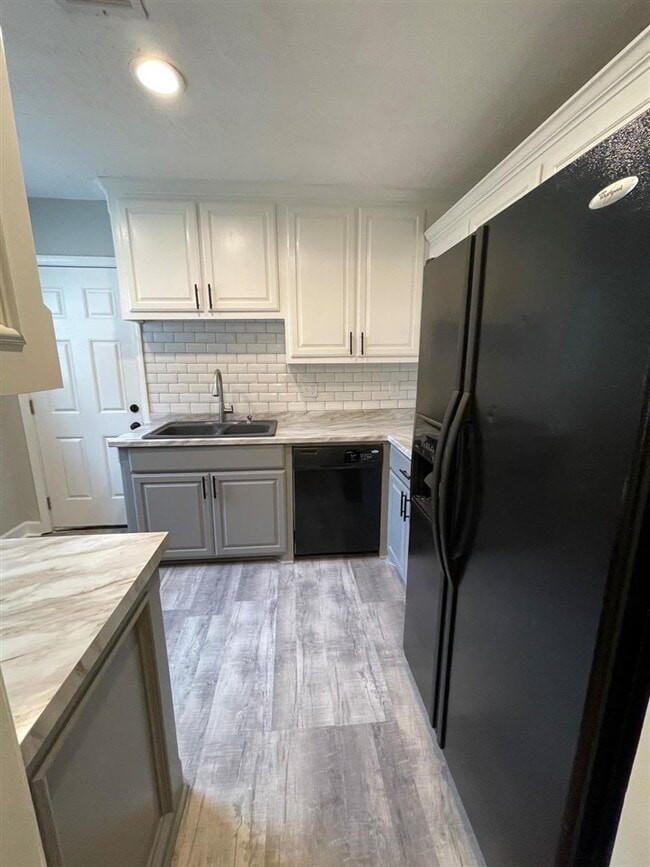 Building Photo - 1108 NW Maple Ave