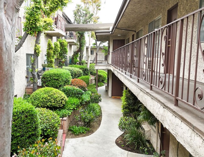 Building Photo - Green Court Apartments