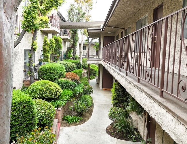 Foto del edificio - Green Court Apartments