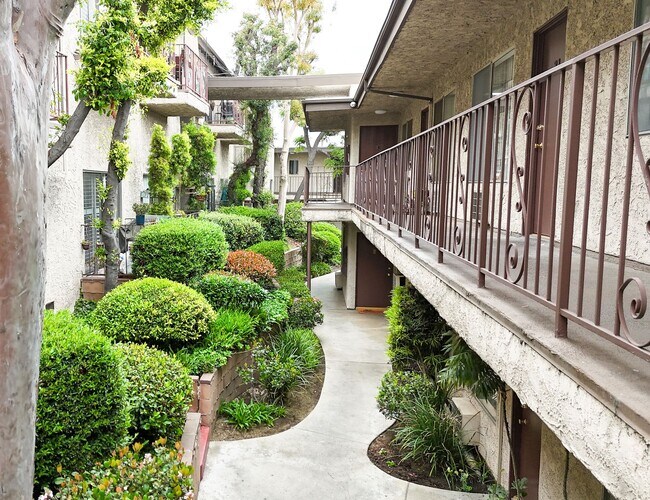 Foto del edificio - Green Court Garden Apartments