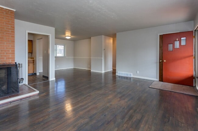 Building Photo - 614 W Ramona Ave