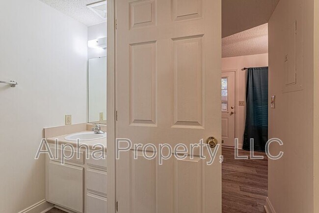 Building Photo - 645 Bear Dr