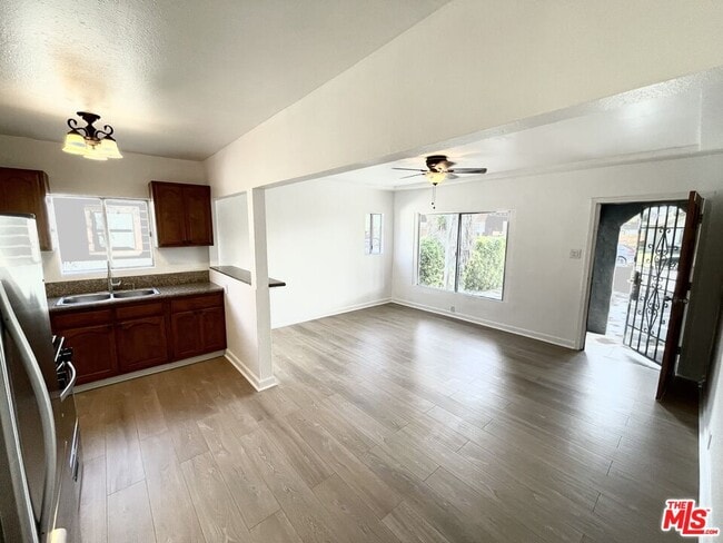 Foto del edificio - 3659 6th Ave