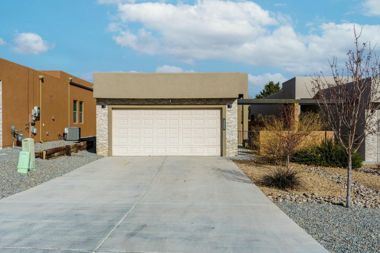 Primary Photo - Beautiful Home in Rio Rancho