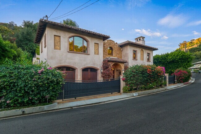 Foto del edificio - 1191 N Bundy Dr