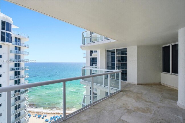 Foto del edificio - 18671 Collins Ave