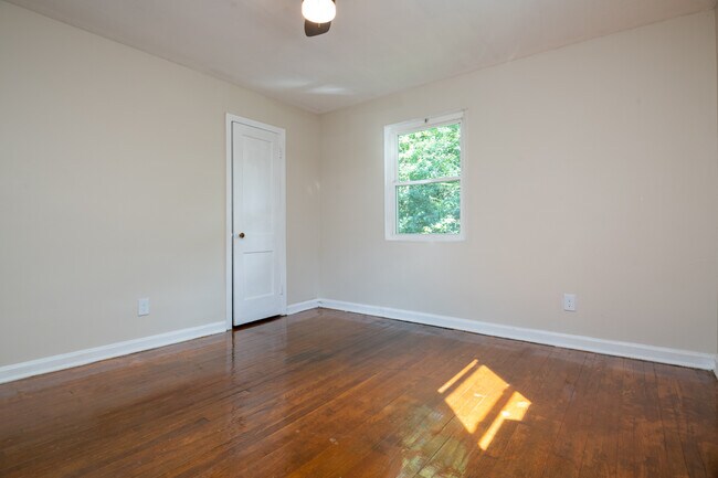 Foto del edificio - 8322 Roanoke Ave