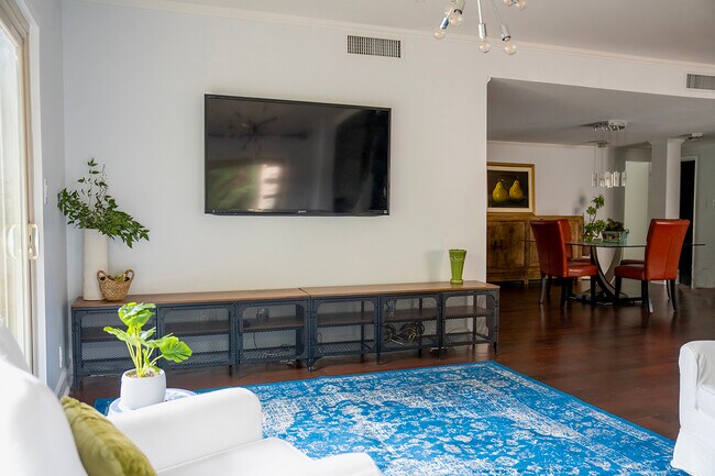 Foto del edificio - 1265 S Orange Grove Blvd