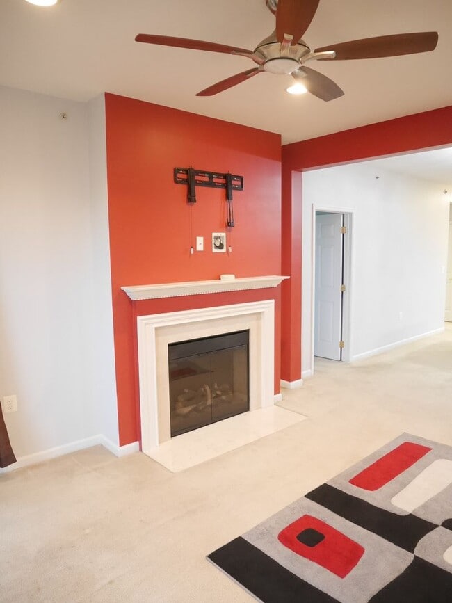Building Photo - Spacious 1-Bedroom Condo Close to Everythi...