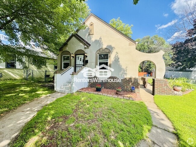 Building Photo - 4850 N Bryant Ave