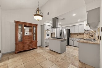 Building Photo - 11331 Oakcenter Dr