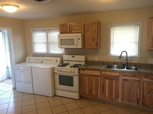Building Photo - 705 Sandia Dr