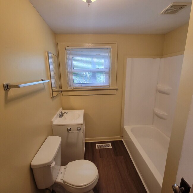 Foto del edificio - 2 Bedroom Lawrence home.