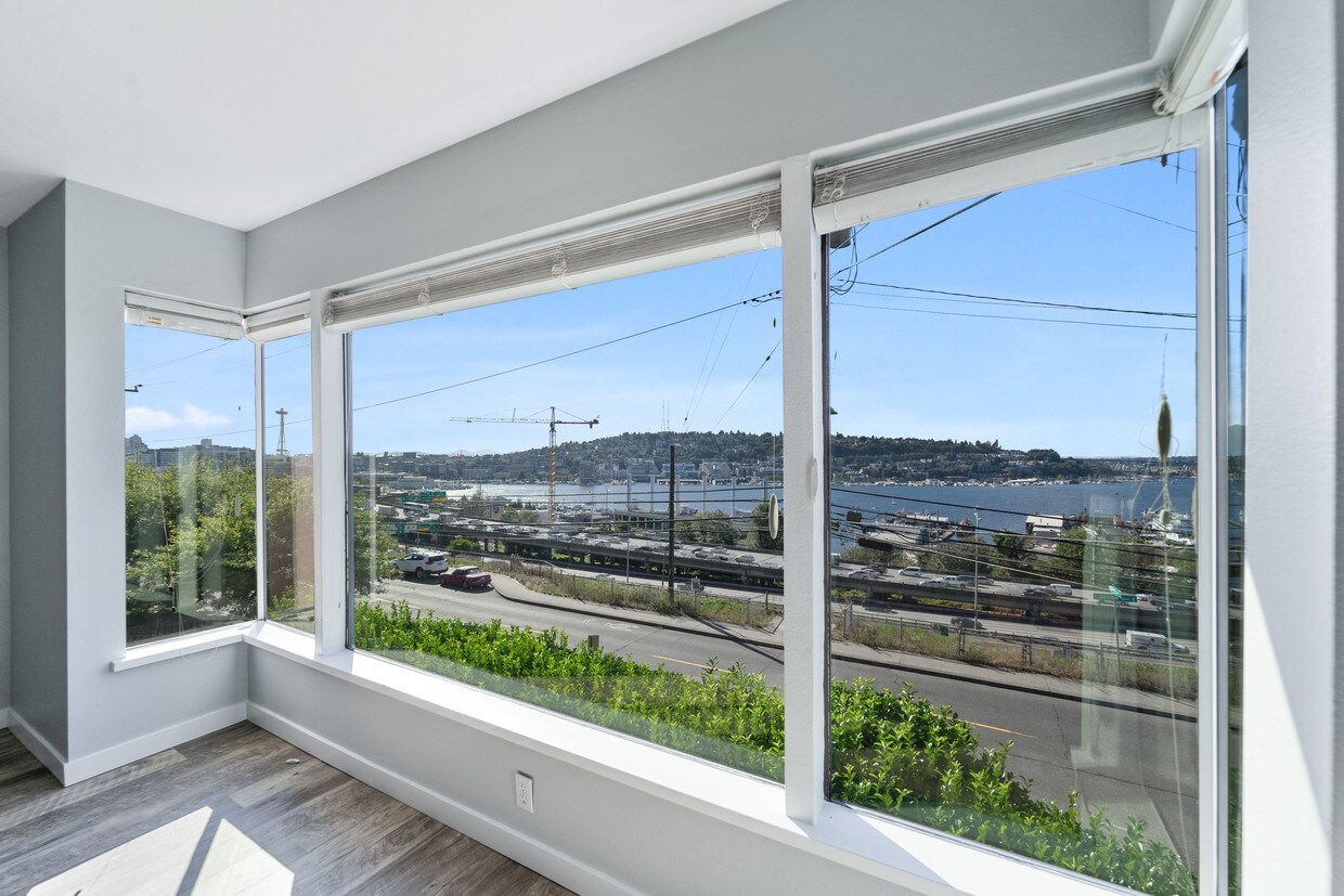 Foto principal - 1232 Lakeview Blvd E - 2 bedrooms