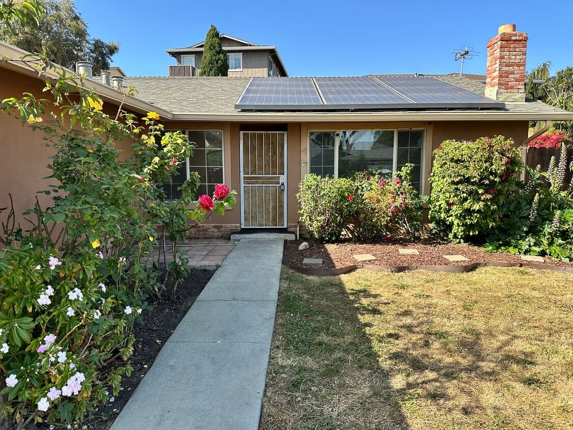 Primary Photo - Beautiful Salinas Home