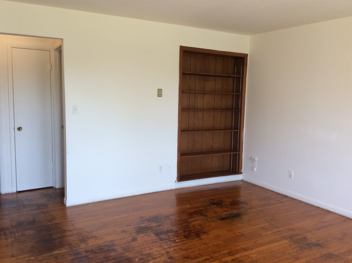 Building Photo - 2100 Meadowvale Ct