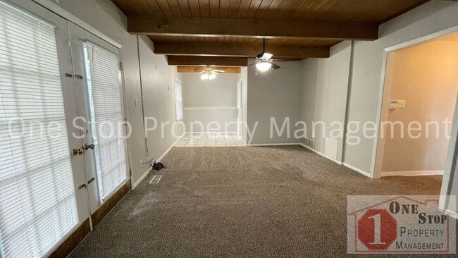 Building Photo - Split level 3 bedroom, 1.5 bathroom, and 1...
