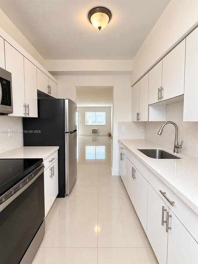 Building Photo - 8215 Crespi Blvd
